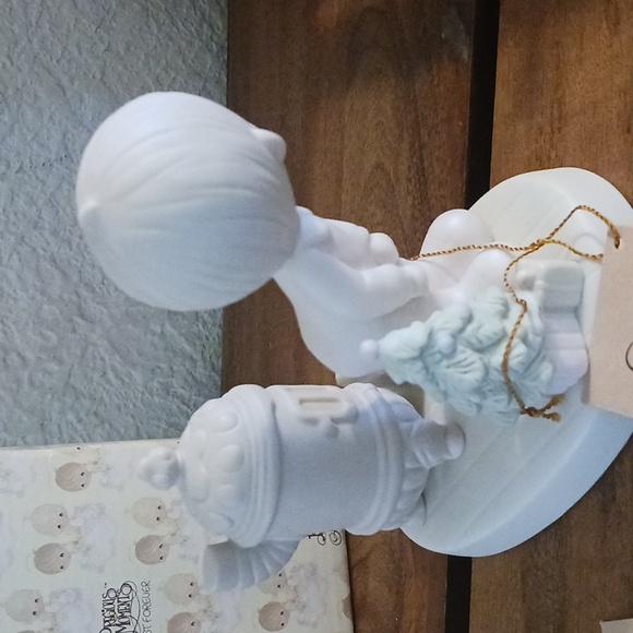 Precious Moments "May Your Christmas Be Warm" 1982 - Picture 4 of 5